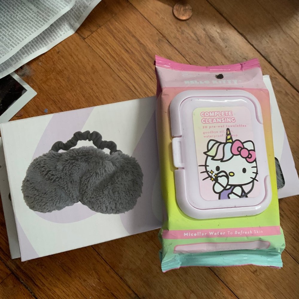 Therapeutic Eye Mask w/Hello Kitty makeup cleanser